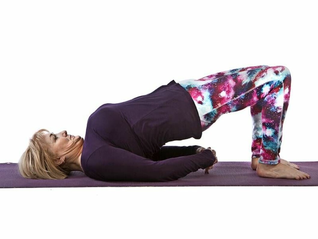 Yogaövningen  setu bandha sarvangasana, bäckenlyft.