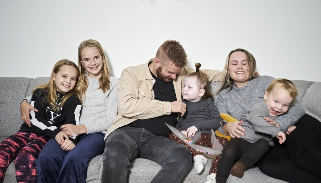 Hela familjen samlad med lilla Vigga.