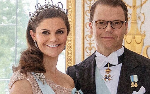 Officiellt porträtt av kronprinsessan Victoria och prins Daniel. Officiellt porträtt av kronprinsessan Victoria och prins Daniel.