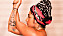 Jaandrée fotad i profil där överkropp och ansikte syns, hon gör en yogaposition med sina armar.