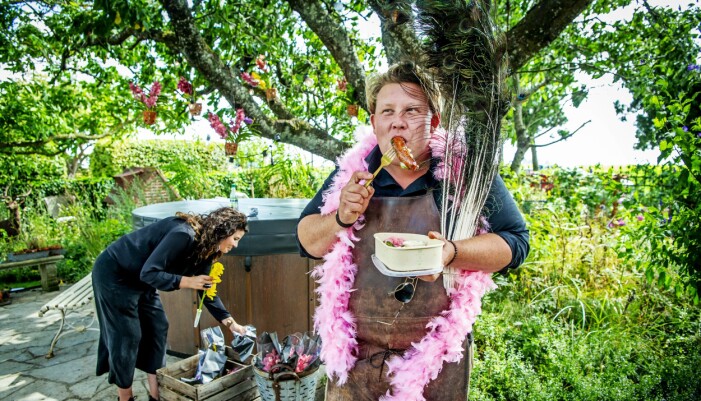 Karl Fredrik äter en snabb lunchkorv under inspelningen av tredje säsongen av ”Karl Fredrik på Österlen”. Karl Fredrik Gustafsson äter korv under inspelningarna av Karl Fredrik på Österlen.