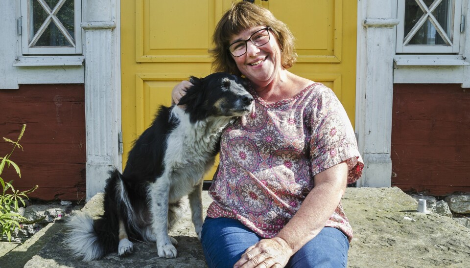 Kerstin med vallhunden Zoe på gården. Foto:Kristina Wirénm Kerstin med vallhunden Zoe på gården. Foto:Kristina Wirénm