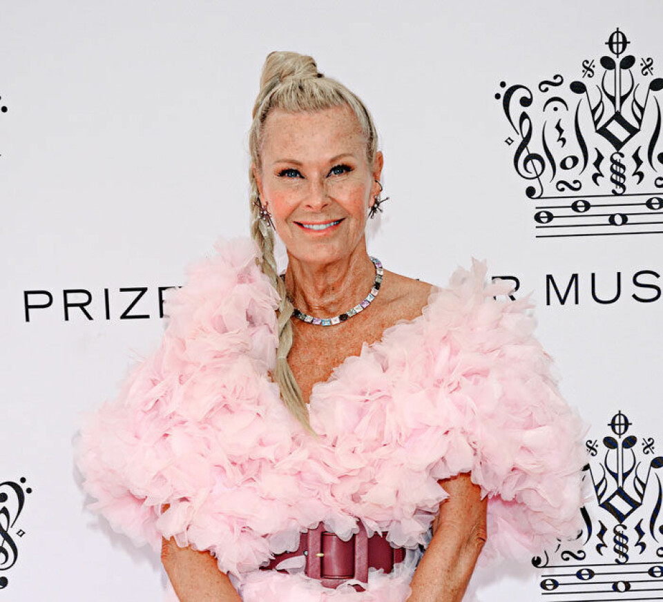 Efva Attling designade själv det Rosa bandet 2017. Efva Attling designade själv det Rosa bandet 2017.