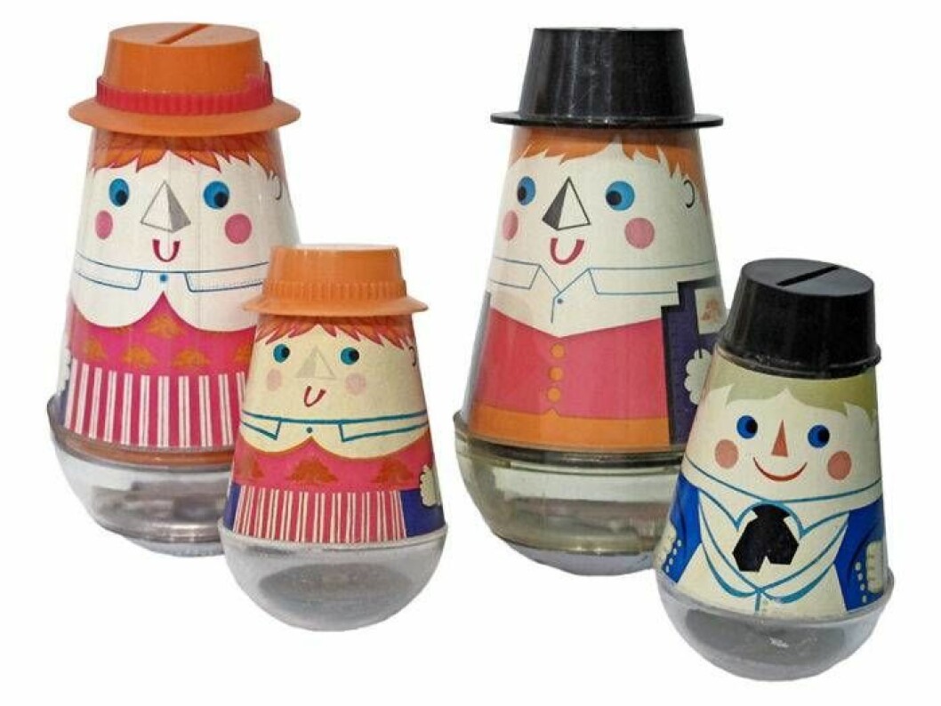 Sparbössorna med Erk och Maja från 1962 syntes i många hem. De hade folkdräkter på kroppen och tyngd i botten. Ett knep som gjorde att de vippade när man knuffade till dem. Höjd 9 och 13 cm. Värde, ca 100 kr. Bilod: Sparbanken Sparbössorna med Erk och Maja från 1962
