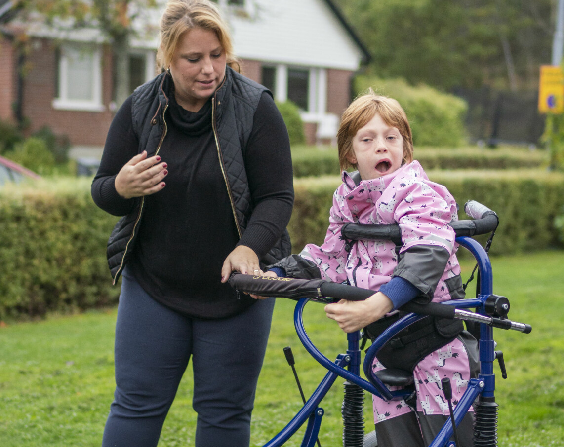 Felicia har en rad olika hjälpmedel i sin vardag – bland annat en gåstol som gör att hon kan ta en promenad i trädgården tillsammans med mamma Ann. Felicia har en rad olika hjälpmedel i sin vardag – bland annat en gåstol som gör att hon kan ta en promenad i trädgården tillsammans med mamma Ann.