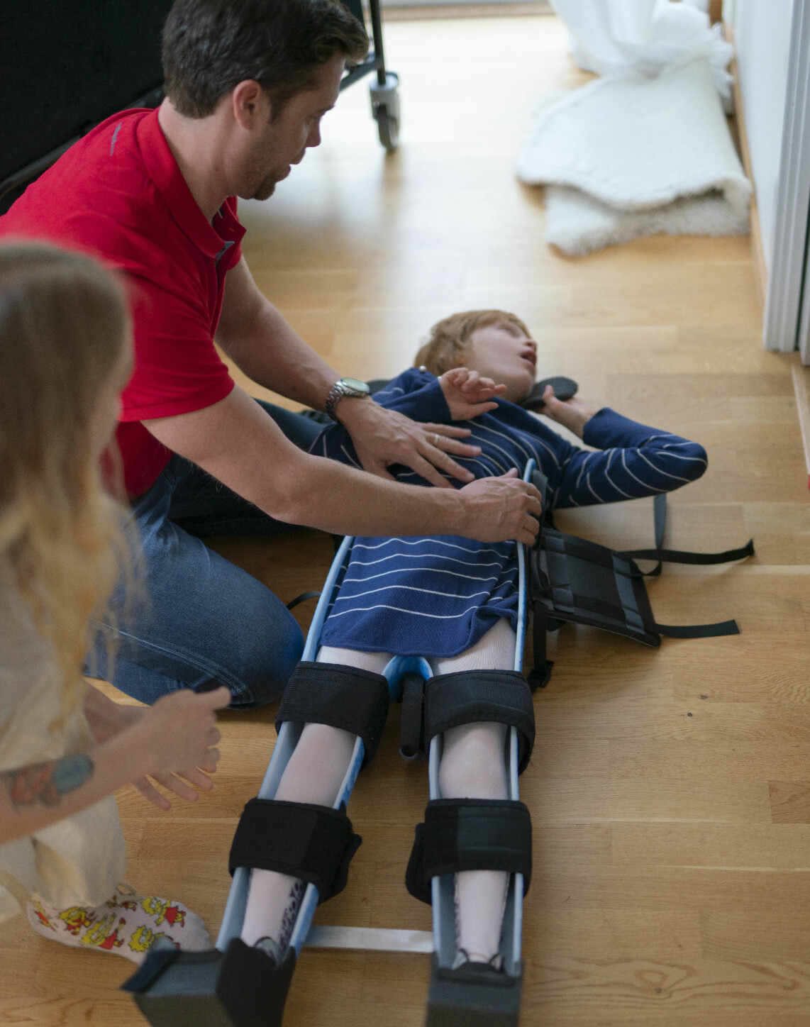 Felicia får hjälp av pappa Henrik och assistenten Rebecka att komma i ståskalet. Felicia får hjälp av pappa Henrik och assistenten Rebecka att komma i ståskalet.