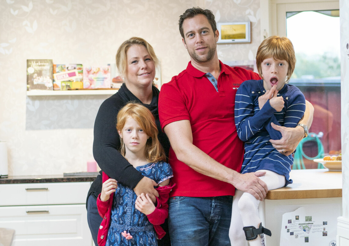 Familjen Otterbeck tillsammans hemma i köket – Ebba, Ann, Henrik och Felicia. Familjen Otterbeck tillsammans hemma i köket – Ebba, Ann, Henrik och Felicia.