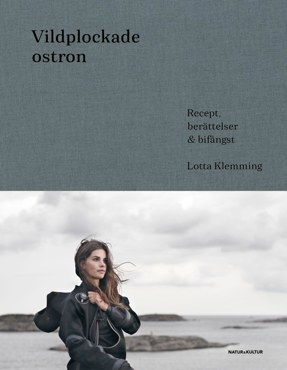 I boken Vildplockade ostron berättar Lotta Klemming om sitt ovanliga yrke och vardagen vid och i havet. I boken Vildplockade ostron berättar Lotta Klemming om sitt ovanliga yrke och vardagen vid och i havet.