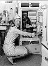 En kvinna visar sitt kylskåp 1963-