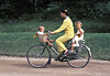 Drottning Silvia på cykel 1980 med Victoria och Carl Philip på Öland.