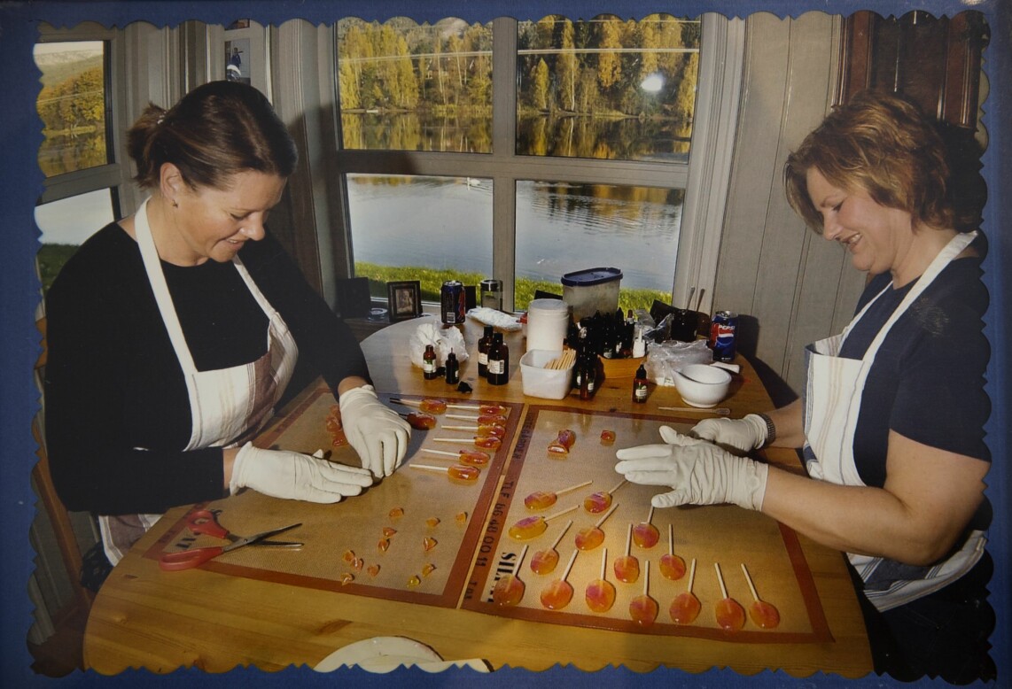 Tillsammans med väninnan Sigrun tillverkar Kristin karameller med kärlek. Tillsammans med väninnan Sigrun tillverkar Kristin karameller med kärlek.
