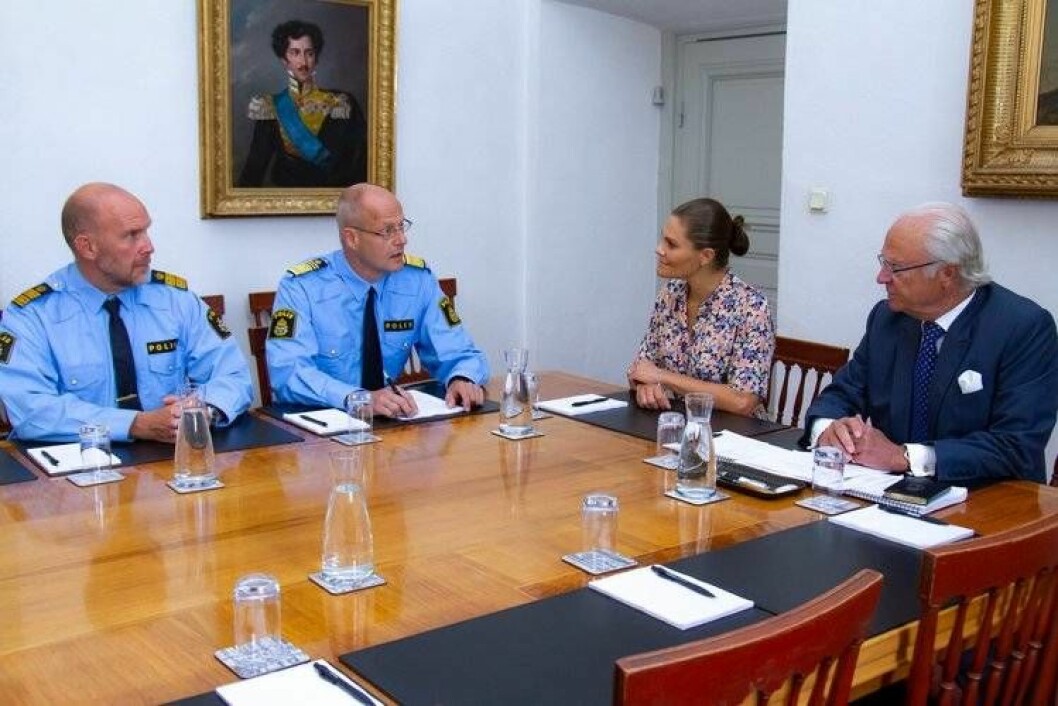 Krronprinsessans klänning från Arket. Här under ett möte med Polismyndigheten på kungliga slottet. 