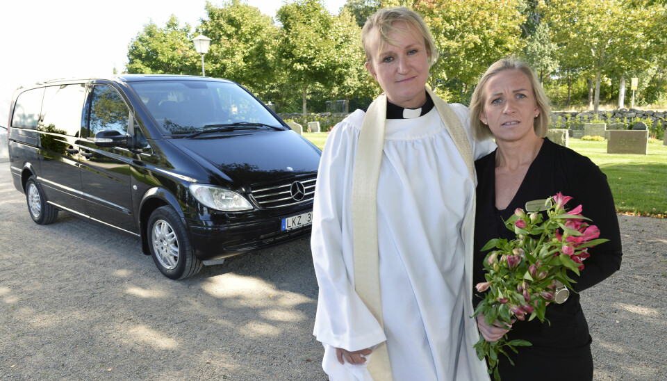 Jenny Lyckbacke fick snabbt in Jessica Fritzson i likbilen och körde i ilfart till vårdcentralen. Jenny Lyckbacke fick snabbt in Jessica Fritzson i likbilen och körde i ilfart till vårdcentralen.