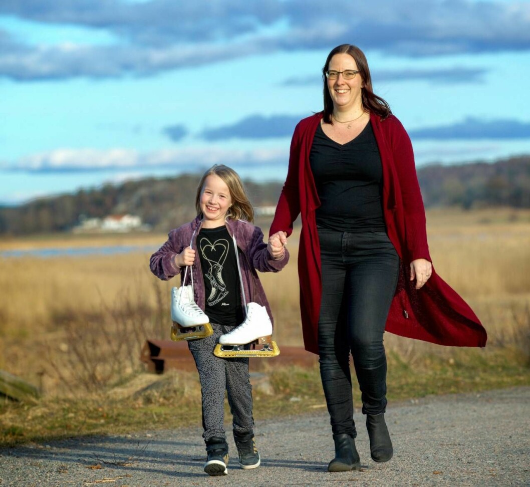Vilma promenerar hand i hand tillsammans med mamma Lotta