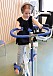 Vilma tränar på en cykel i sjukhusmiljö 