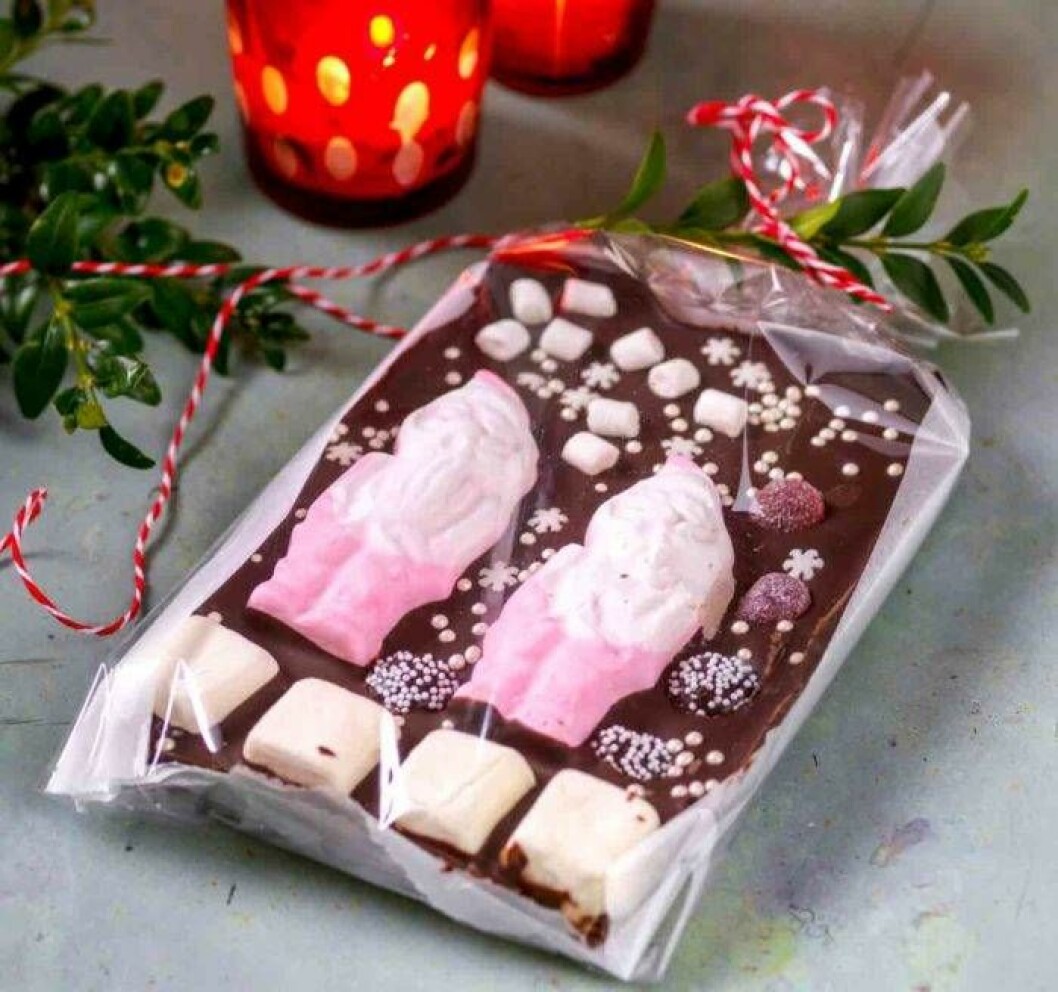 Allt det goda i en påse. Foto: Anders Norrsell Chokladkaka med skumtomtar och godis.