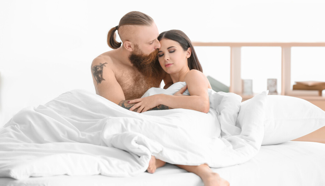 Att vara nakna hud mot hud ökar frisättningen av hormoner som gör oss avslappnade, en jättebra grund för sex. Att vara nakna hud mot hud ökar frisättningen av hormoner som gör oss avslappnade, en jättebra grund för sex.
