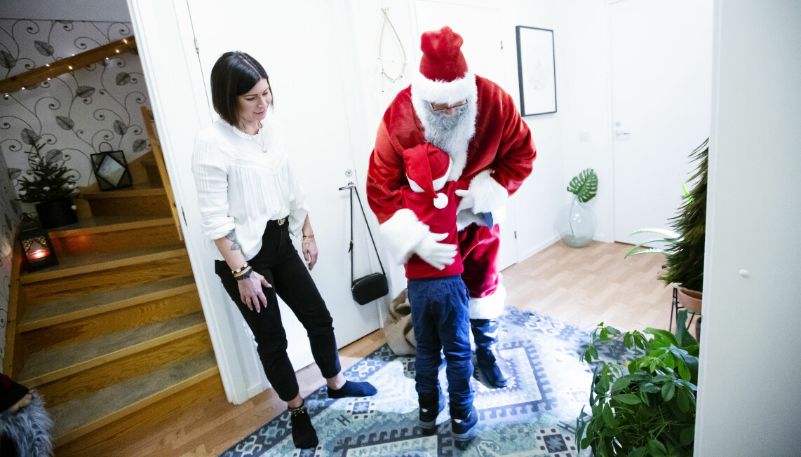 Edvin ger tomten en kram innan han ska gå. Edvin ger tomten en kram innan han ska gå.