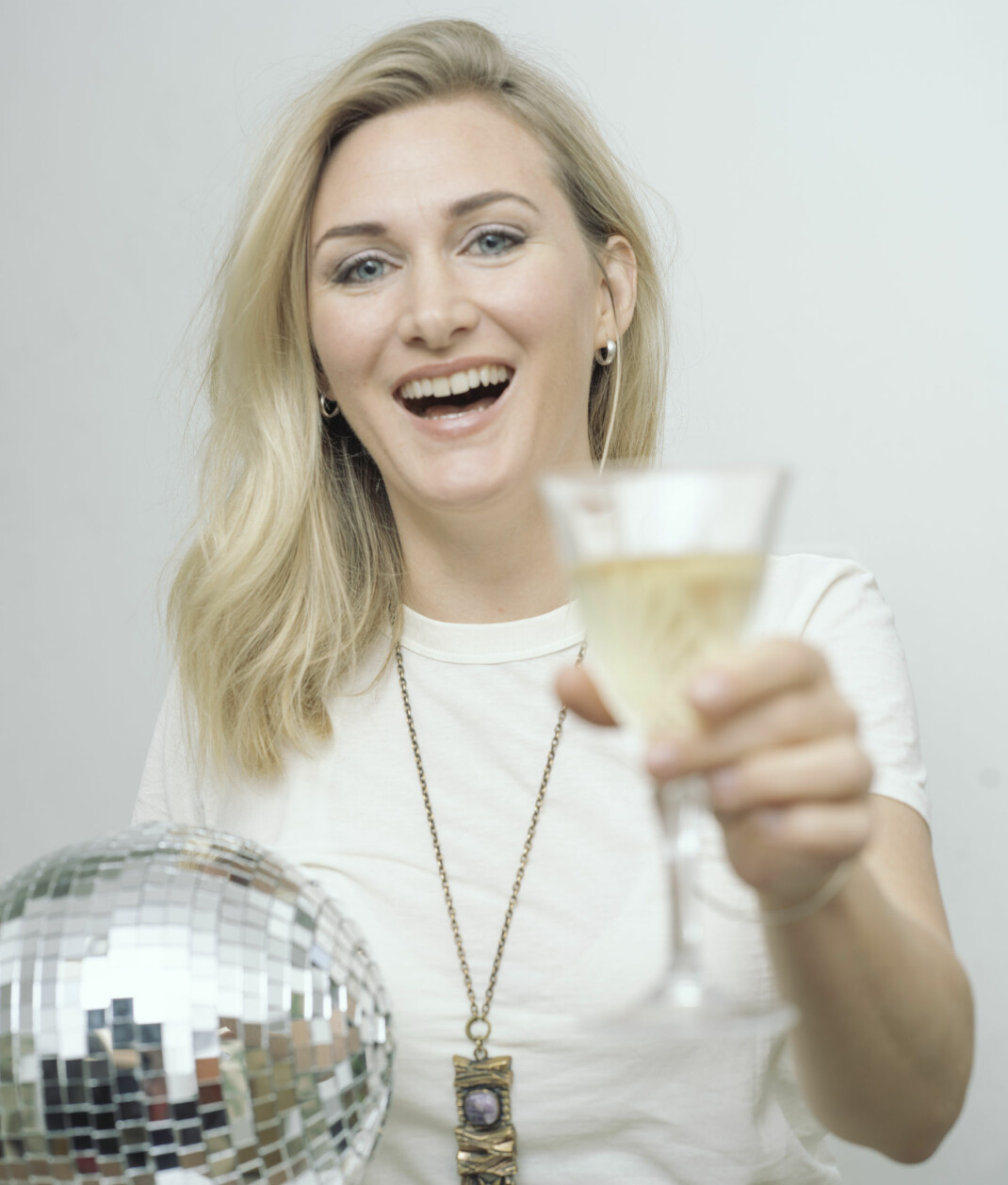 Nyår brukar Sissela och hennes familj fira i full fart tillsammans med andra barnfamiljer. I år väntar en ny tradition... Nyår brukar Sissela och hennes familj fira i full fart tillsammans med andra barnfamiljer. I år väntar en ny tradition...