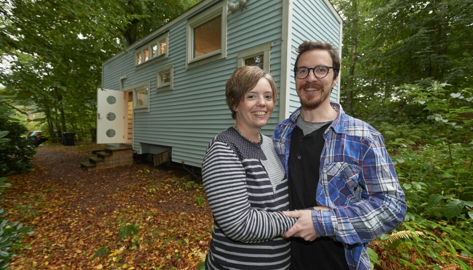 Mitt i den skånska bokskogen ligger Marita och Johns drömboende: Ett så kallat 'Tiny house' på 16 kvadratmeter. Mitt i den skånska bokskogen ligger Marita och Johns drömboende: Ett så kallat 'Tiny house' på 16 kvadratmeter.