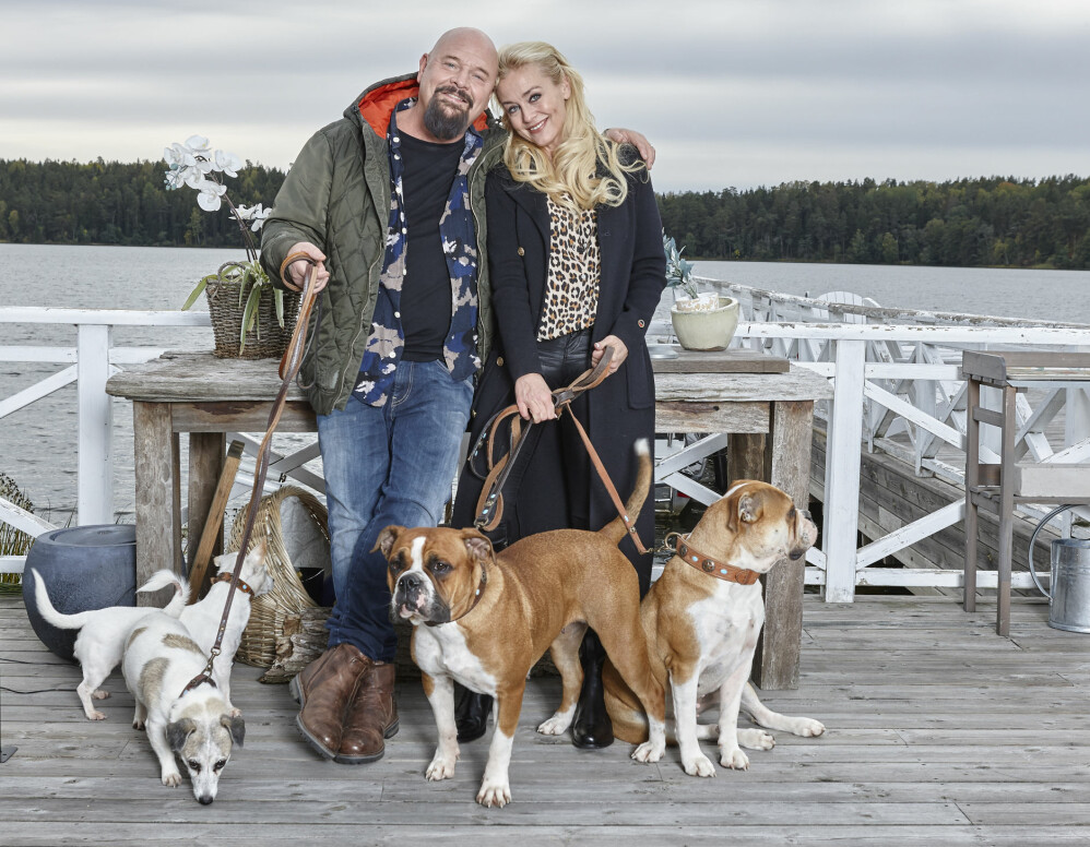 Anders Bagge med hustrun Johanna Lind Bagge och fyra av de fem hundarna som ingår i familjen. Anders Bagge med hustrun Johanna Lind Bagge och fyra av de fem hundarna som ingår i familjen.