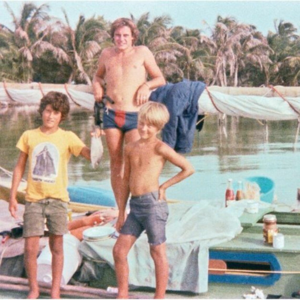 Chris Farmer poserar på båten med Silas Bostons söner, Vince och Russel. Chris Farmer poserar på båten med Silas Bostons söner, Vince och Russel.