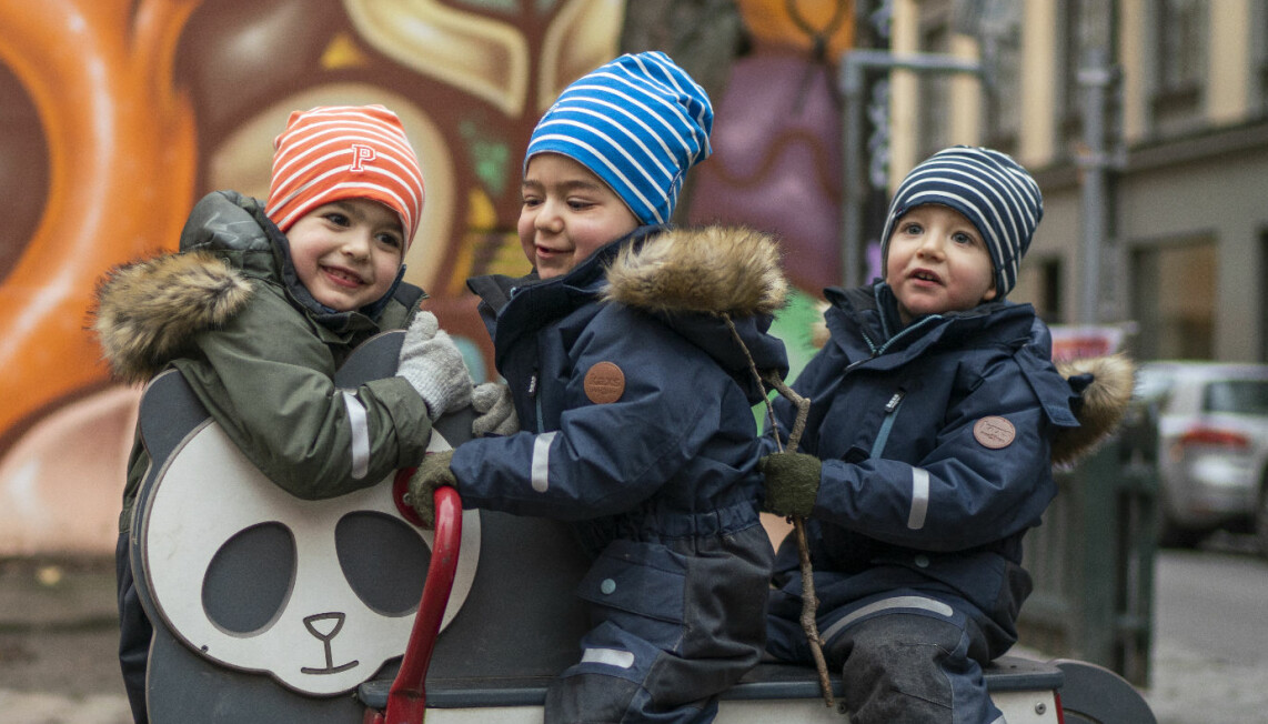 Äntligen kan bröderna Albert, Nicolas och Oscar leka hemma på gården igen! Äntligen kan bröderna Albert, Nicolas och Oscar leka hemma på gården igen!
