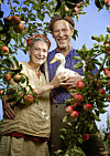 Marie och Gustav Mandelmann bland äppelträden.