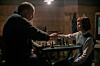 Isla Johnston som en ung Beth Harmon och Bill Camp som hennes läromästare, Mr Shaibel, i Netflix-serien The queen's gambit.