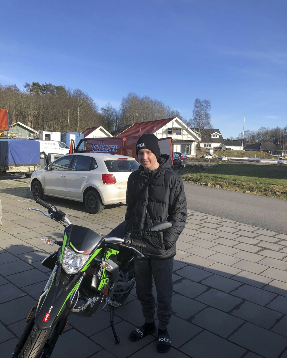 'Vi hade ordnat så Hampus skulle få sin älskade moped och då kändes det rätt att han fick åka limousin till bilhallen där den stod. Han var så glad den dagen.' 'Vi hade ordnat så Hampus skulle få sin älskade moped och då kändes det rätt att han fick åka limousin till bilhallen där den stod. Han var så glad den dagen.'