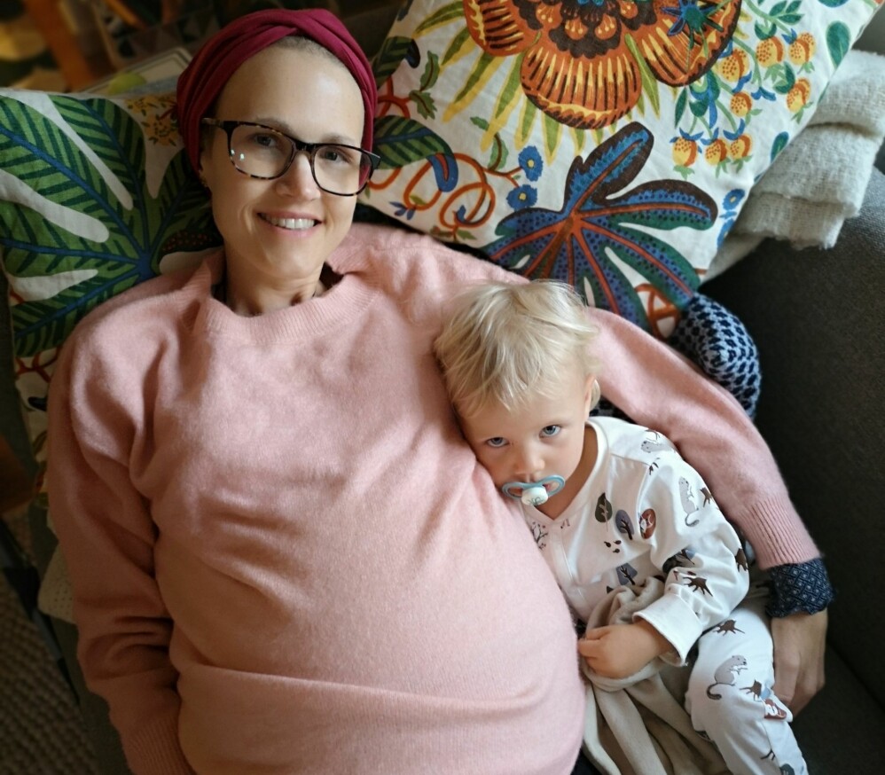 Inget av de cellgifter som Ebba testade hade någon effekt på sarkomet som bara växte sig allt större. Till sist kunde hon inte göra mycket annat än att ligga i soffan tillsammans med dottern Leonore. Inget av de cellgifter som Ebba testade hade någon effekt på sarkomet som bara växte sig allt större. Till sist kunde hon inte göra mycket annat än att ligga i soffan tillsammans med dottern Leonore.