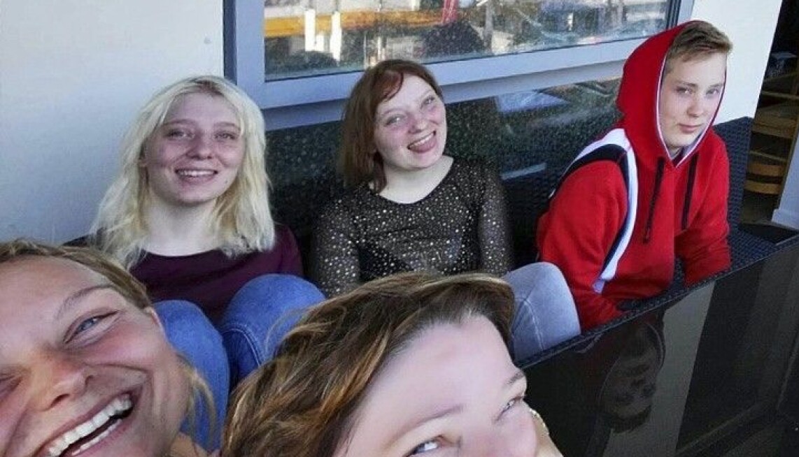 Sista minnet Silke har av sin syster är från den här dagen 2018. Louisa Vesterager Jespersen, längst fram i bilden, tillsammans med familjen i deras trädgård. Sista minnet Silke har av sin syster är från den här dagen 2018. Louisa Vesterager Jespersen, längst fram i bilden, tillsammans med familjen i deras trädgård.