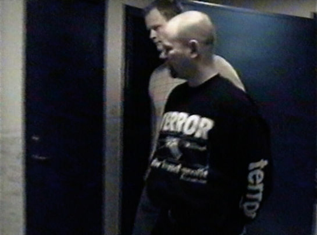Peter Rätz grips vid tillslaget i Falun efter att ha satt sig till kraftigt motvärn. Täckmanteln höll dock inte så länge till. Peter Rätz grips vid tillslaget i Falun efter att ha satt sig till kraftigt motvärn. Täckmanteln höll dock inte så länge till.