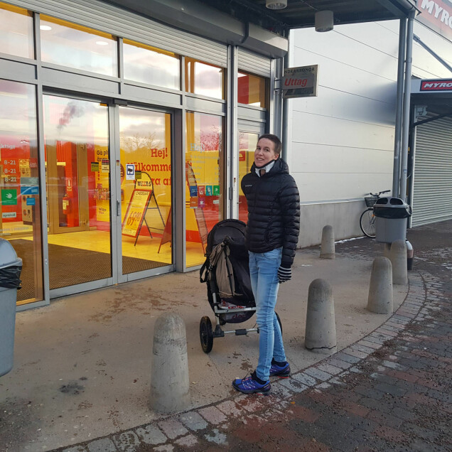 Tre månader efter olyckan kunde Emma gå och handla med Wilma i vagnen. Tre månader efter olyckan kunde Emma gå och handla med Wilma i vagnen.