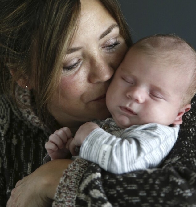 Mormor Eva och barnbarnet Loui myser en stund. Mormor Eva och barnbarnet Loui myser en stund.