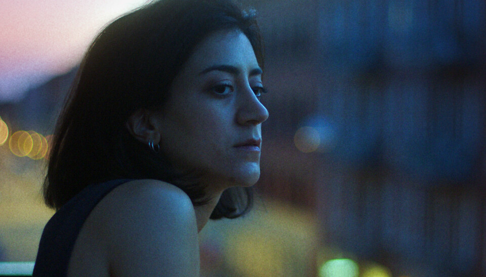 Gizem Erdogan som Leah. Gizem Erdogan som Leah.