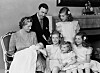 En nyfödd Carl Gustaf med mamma prinsessan Sibylla, pappa kronprins Gustav Adolf, också kallad Edmund, och systrarna Margaretha, Désirée, Birgitta och Christina.