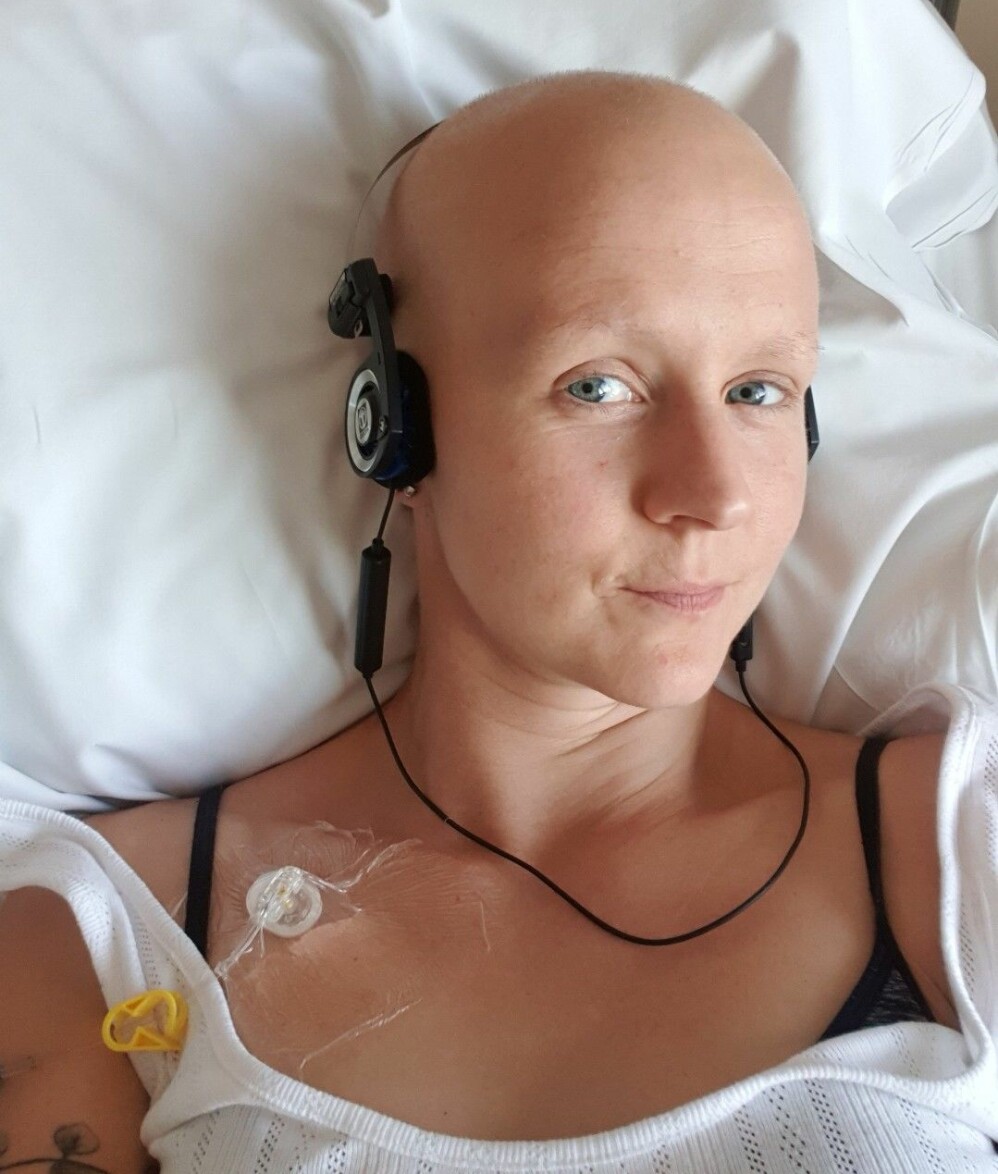 Matilda tillbringade många timmar i sängen på onkologen under sin behandling. ”Onkologen är inget ställe man egentligen vill vara på, men samtidigt har jag aldrig varit på något annat ställe där jag blivit så väl omhändertagen eller träffat så fina människor”, säger hon. Matilda tillbringade många timmar i sängen på onkologen under sin behandling. ”Onkologen är inget ställe man egentligen vill vara på, men samtidigt har jag aldrig varit på något annat ställe där jag blivit så väl omhändertagen eller träffat så fina människor”, säger hon.