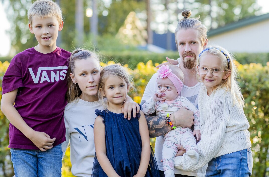 Lilla Maylie, drygt ett år gammal, med mamma Ida, pappa Jesper och halvsyskonen Elliott, Novalie och Nelia. Lilla Maylie, drygt ett år gammal, med mamma Ida, pappa Jesper och halvsyskonen Elliott, Novalie och Nelia.