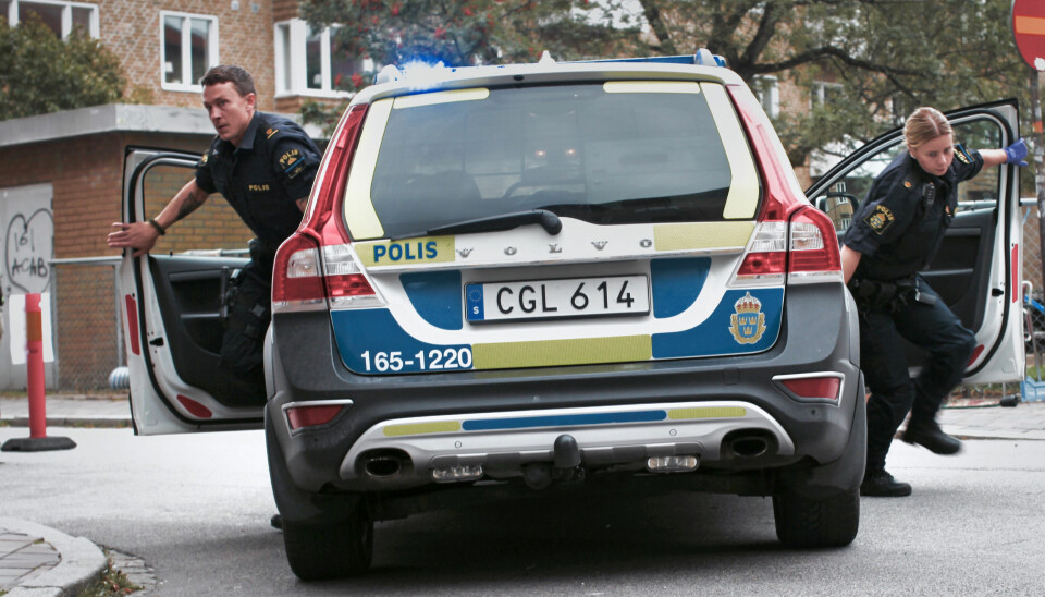 Oscar Töringe och Amanda Jansson som poliserna Magnus och Sara i Tunna blå linjen. Oscar Töringe och Amanda Jansson som poliserna Magnus och Sara i Tunna blå linjen.