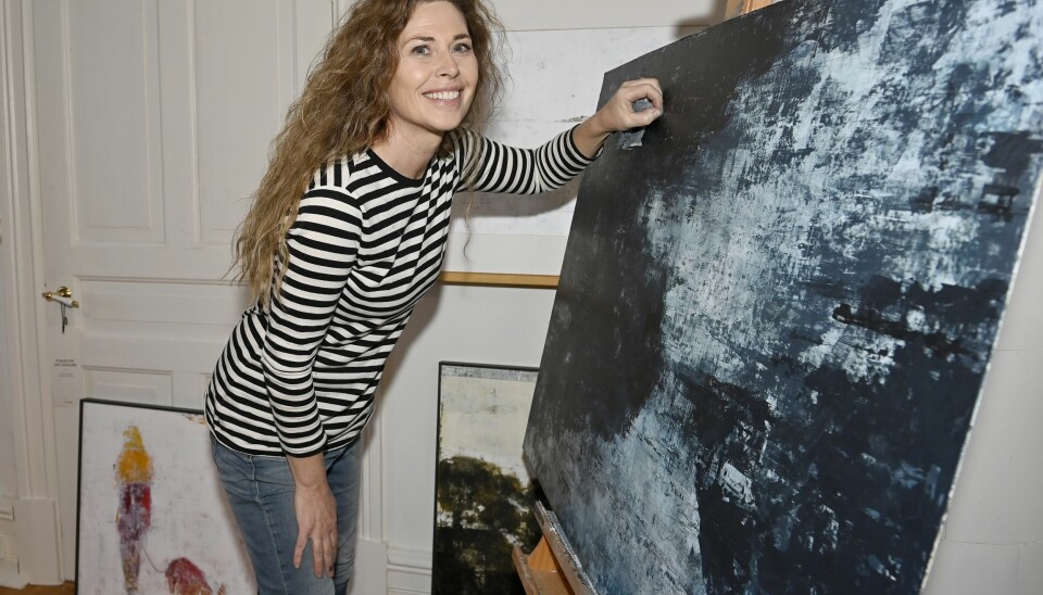 Maria Krall med sin abstrakta konst hemma i ateljén. Nu satsar hon på sin hobby. Maria Krall med sin abstrakta konst hemma i ateljén. Nu satsar hon på sin hobby.