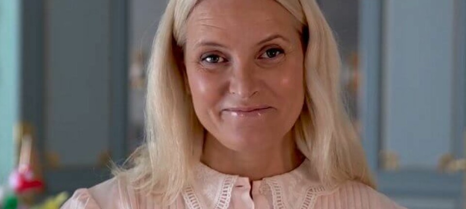 Kronprinsessan Mette-Marit bär vårens trendigaste blus – här hittar du den
