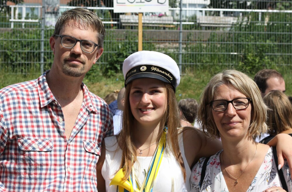 Studentdagen var en glädjens dag för Hanna. Här omgiven av föräldrarna Marcus och Sara Wänerskog. Studentdagen var en glädjens dag för Hanna. Här omgiven av föräldrarna Marcus och Sara Wänerskog.