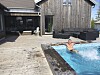 Casper trivs i poolen hemma i Floda där familjen nu bor efter att ha lämnat Partille efter många år.