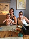 Patricia tillsammans med sin dotter Jolie och lillasyster Elin.