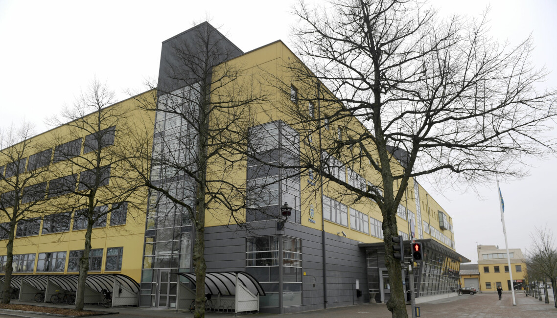 Efter att ha dödat sin fru vände sig Lenas son till polisen i Växjö. Han åkte dit med parets små barn och berättade vad han hade gjort. Efter att ha dödat sin fru vände sig Lenas son till polisen i Växjö. Han åkte dit med parets små barn och berättade vad han hade gjort.
