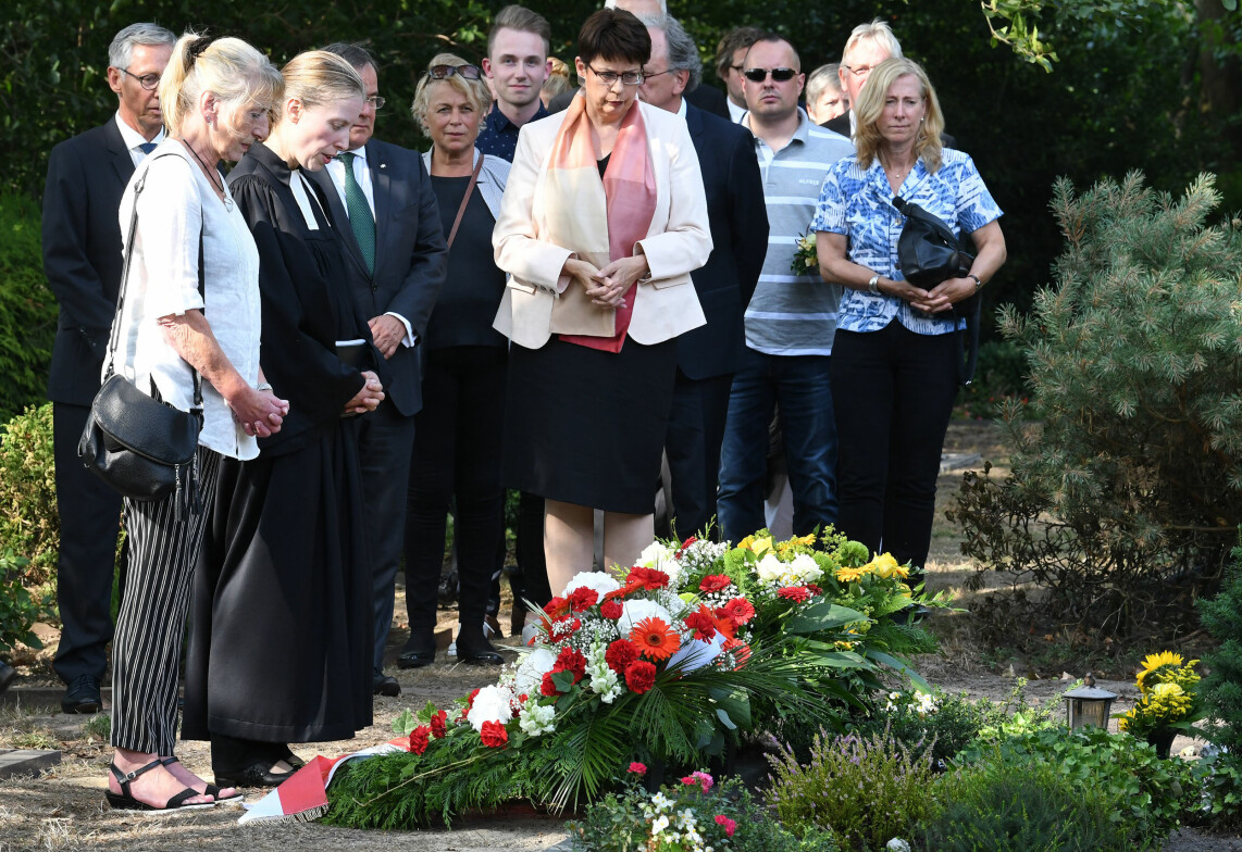 Präst och anhöriga minns offren för gisslandramat i Gladbeck 30 år efter tragedin. Präst och anhöriga minns offren för gisslandramat i Gladbeck 30 år efter tragedin.