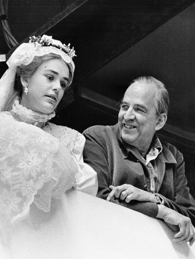 Ewa Fröling och Ingmar Bergman under inspelningen av Fanny och Alexander. Ewa Fröling och Ingmar Bergman under inspelningen av Fanny och Alexander.