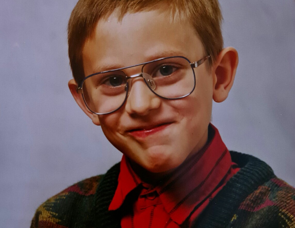 Som barn trivdes Erik bäst med flickorna, men han kunde aldrig leka ensam med en flicka. Sådana var reglerna inom församligen. Som barn trivdes Erik bäst med flickorna, men han kunde aldrig leka ensam med en flicka. Sådana var reglerna inom församligen.