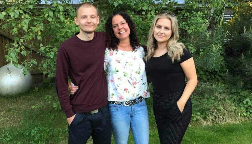 Barnen Elias och Elin svävar fortfarande i ovisshet om vad som orsakade deras mamma Jessicas död. Barnen Elias och Elin svävar fortfarande i ovisshet om vad som orsakade deras mamma Jessicas död.